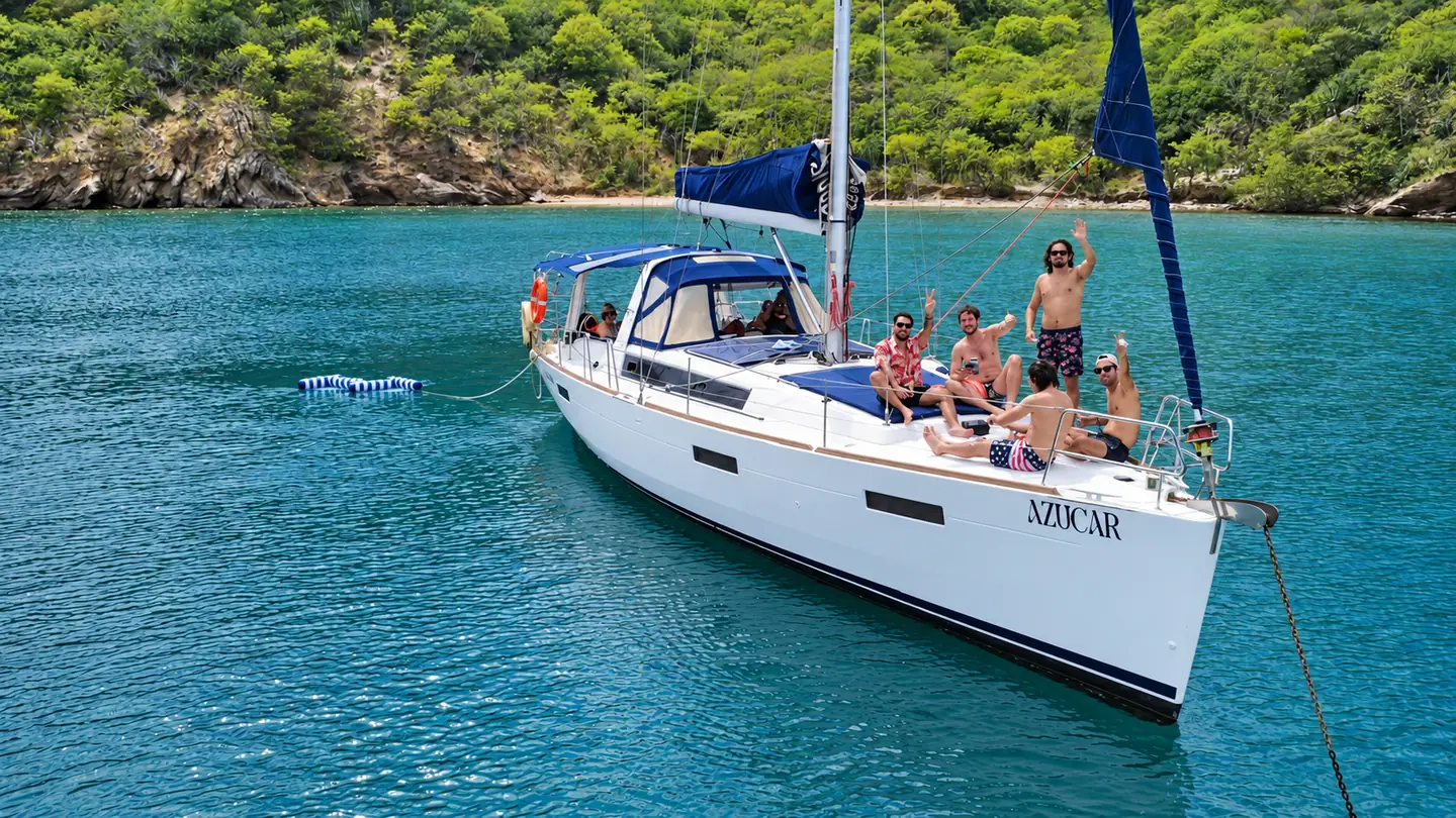 Velero Azucar con pasajeros disfrutando del mar en Bahía Concha