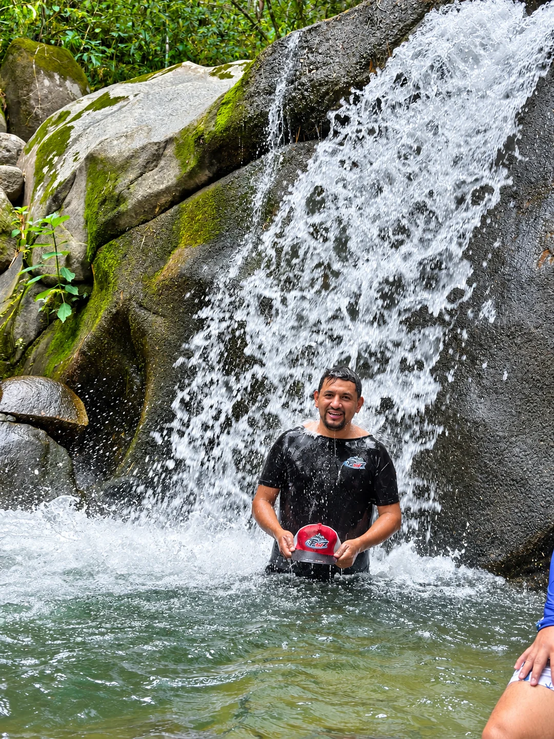 Viajero disfrutando una cascada de Minca durante una experiencia de FM Experiencias
