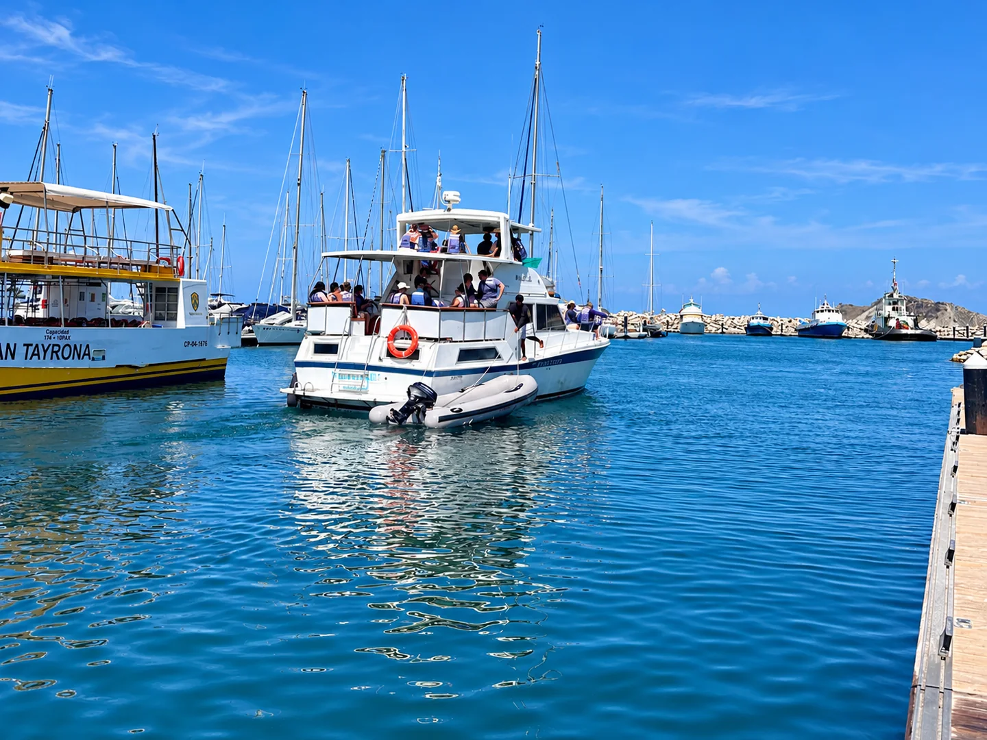Vista del yate con pasajeros en la Marina de Santa Marta